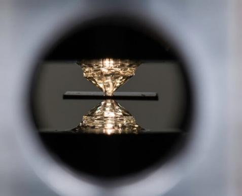Superconductorul, presat între diamante (foto Adam Fenster), Foto: Science News