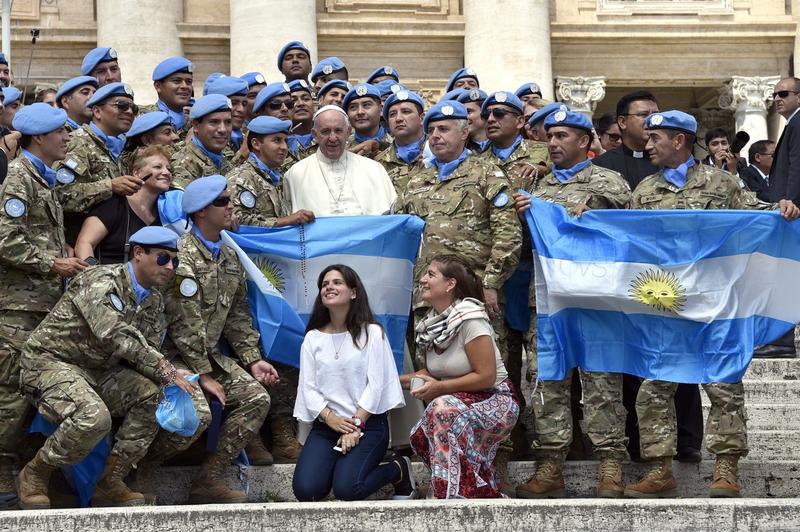 Soldati argentinieni alaturi de papa Francisc, Foto: Shutterstock Editorial / Profimedia Images