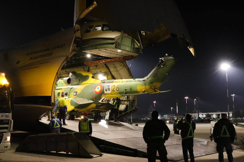 Elicoptere Puma transportate cu un Antonov AN-124, Foto: Fortele Aeriene Romane