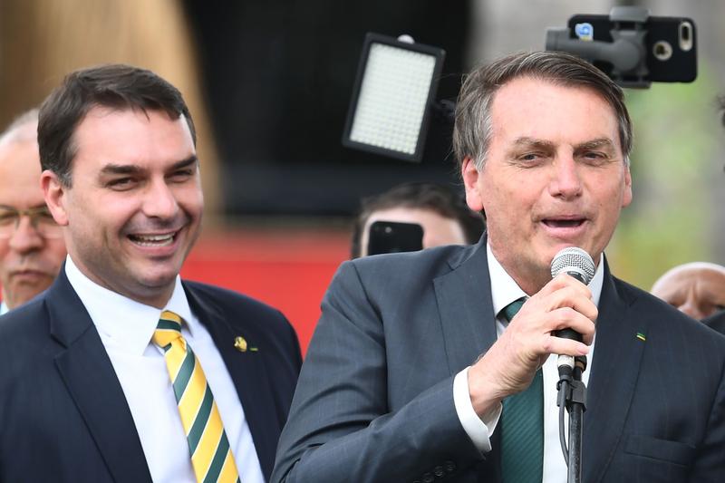 Flavio Bolsonaro (stanga) alaturi de tatal sau, Foto: EVARISTO SA / AFP / Profimedia