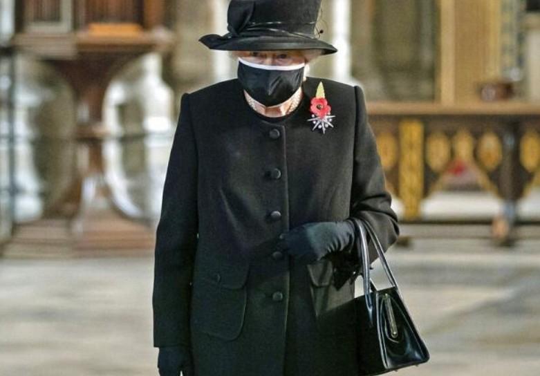Regina Elizabeth purtand masca, Foto: Hotnews