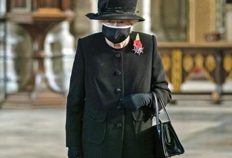 Regina Elizabeth purtand masca, Foto: Hotnews