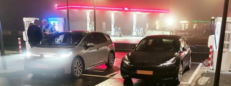 Tesla si Volkswagen, portiera langa portiera, Foto: Captura YouTube