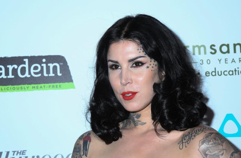 VIDEO Kat Von D anunță că și-a acoperit o parte din vechile tatuaje cu