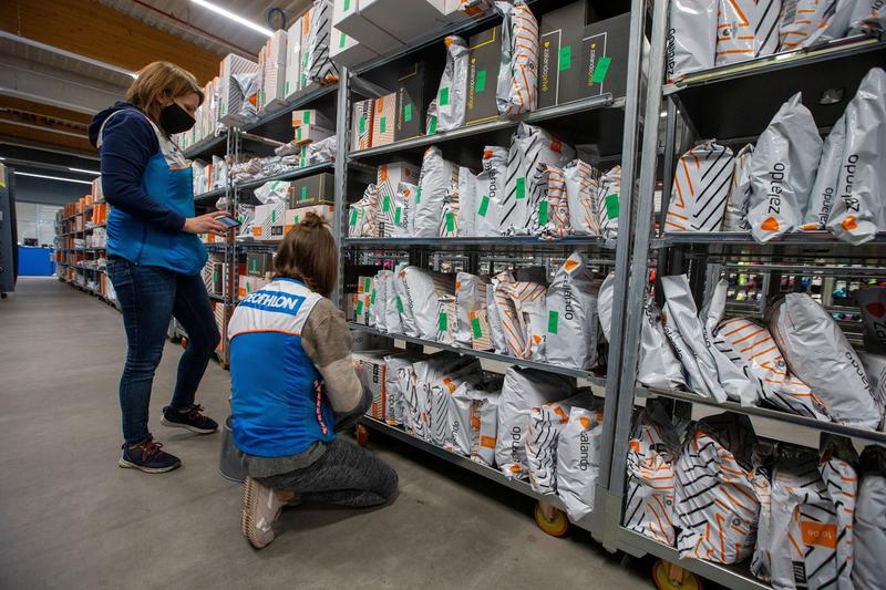 Colete postale la Decathlon in Belgia, Foto: Shutterstock Editorial / Profimedia Images