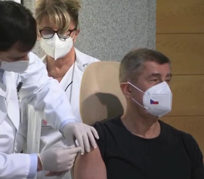 Premierul Cehiei, prima persoană vaccinată anti-COVID în această țară, Foto: Captura