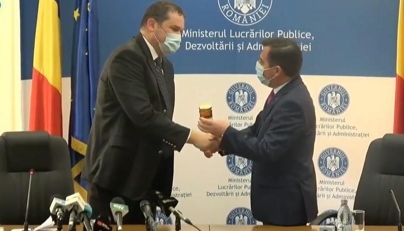 Ion Stefan, cadou un borcan cu miere pentru Cseke Attila, Foto: Captura