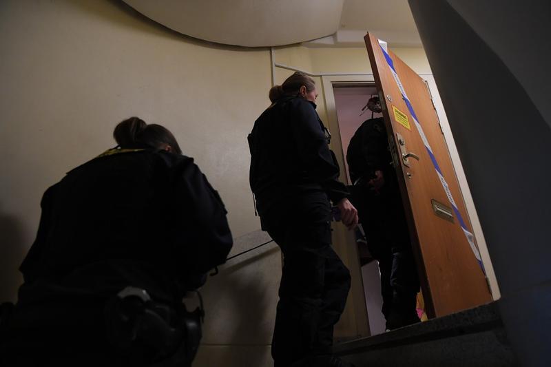Anchetatorii suedezi intrand in apartamentul in care a fost gasit barbatul, Foto: Jonathan Nackstrand / AFP / Profimedia Images