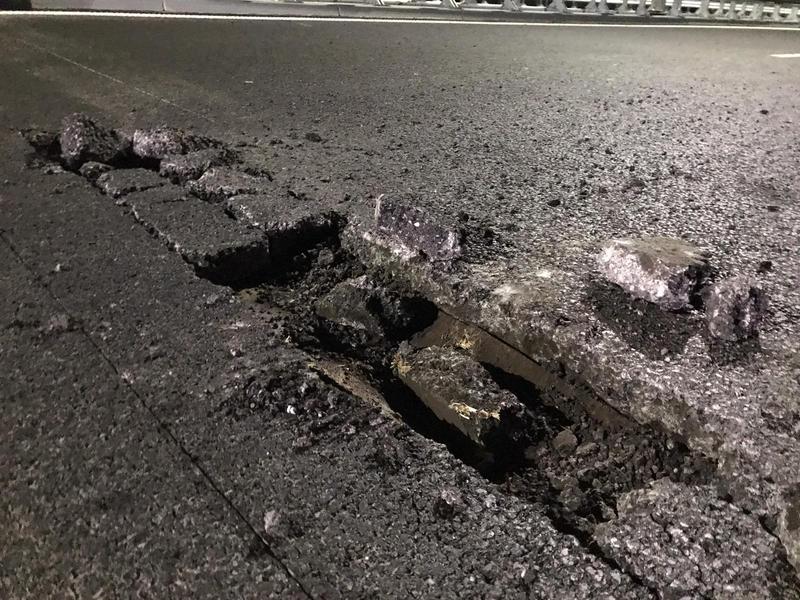 Asfalt sărit pe A7 imediat dupa inaugurare, Foto: Forum peundemerg.ro