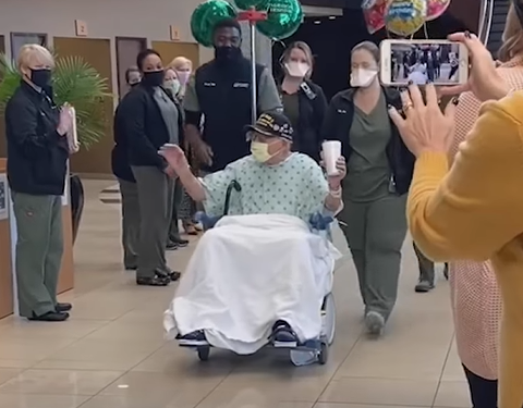 veteran de razboi iesind din spital dupa ce a invins coronavirusul, Foto: Captura video
