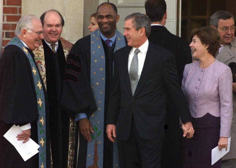 Pastorul Kirbyjon H. Caldwell (aflat în dreapta presedintelui Bush), Foto: Forth Worth Star-Telegram / Zuma Press / Profimedia