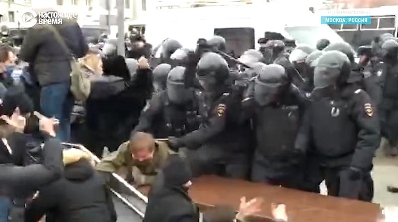 Protestatarii rusi, batuti violent, Foto: Captura video Facebook