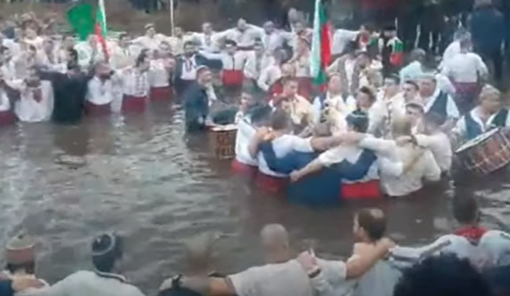 Hora bulgarilor de Boboteaza in plina pandemie, Foto: Captura YouTube