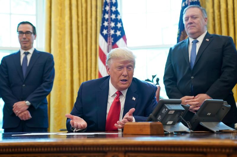 Donald Trump alaturi de Steve Mnuchin si Mike Pompeo, Foto: Leigh Vogel-Pool via CNP / Spash / Profimedia Images