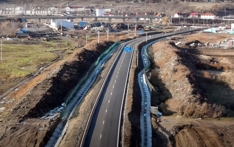 Breteaua de autostrada care trece printr-o groapa de gunoi, Foto: Captura YouTube