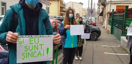 Sincai: Elevii protestează in fata liceului, Foto: Captura video