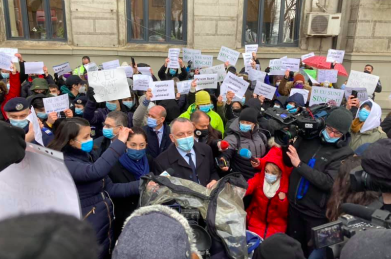 Cimpeanu si Baluta intre protestarii de la Sincai, Foto: Facebook - Cristi Dimitriu