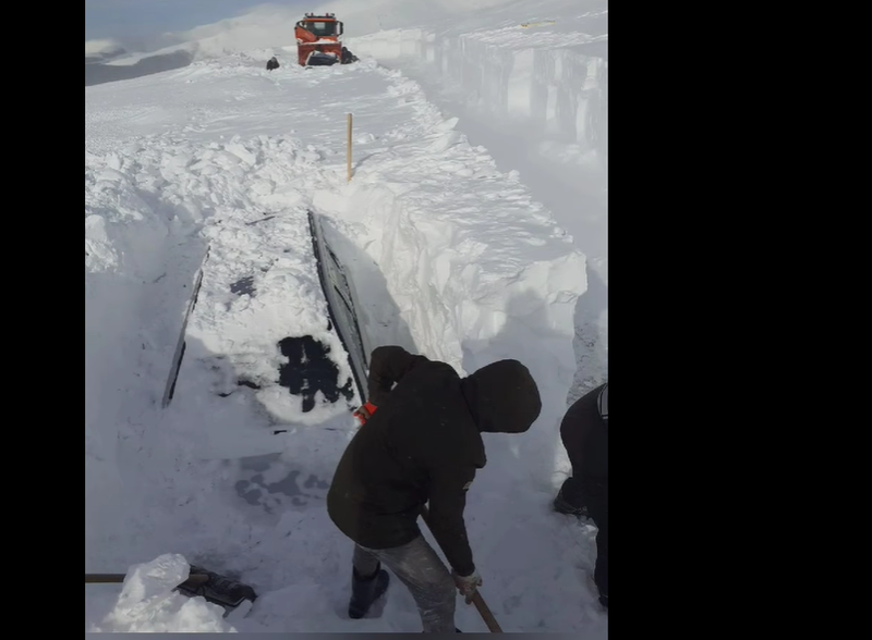 masini cautate cu lopata la Ranca, Foto: Captura video