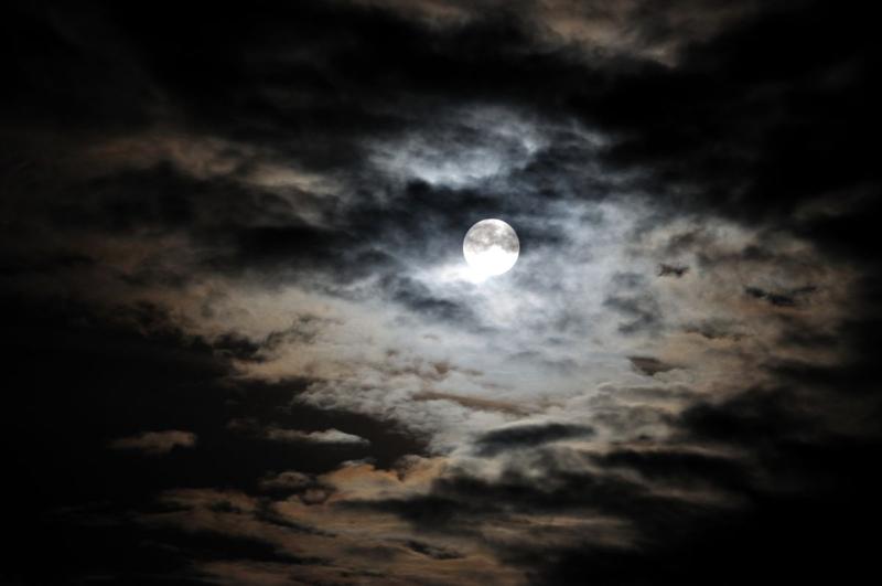 Luna pe cerul noptii, Foto: Fotosutra, Dreamstime.com
