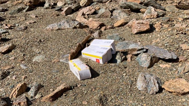 Medicamente aruncate pe malul lacului Tarnita, Foto: Stiri de Cluj