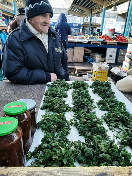 Urzici cu om si halba de bere. Taraba din Piata, Foto: Desteptarea