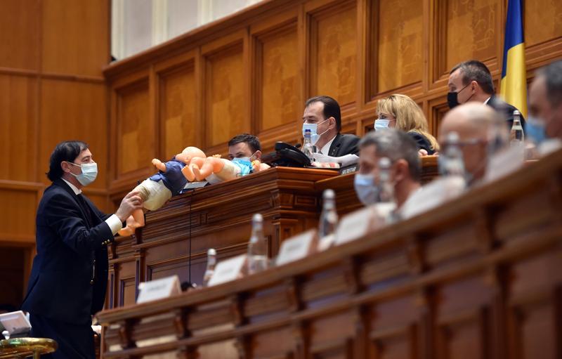 protest PSD cu păpuși în ședința Parlamentului , Foto: PSD