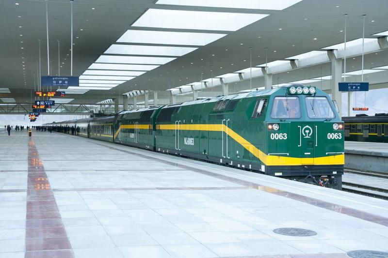 Un tren in Lhasa, Tibet, Foto: Denis Kabanov, Dreamstime.com