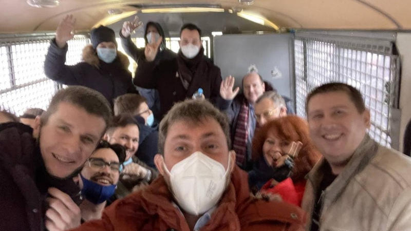 Opozanti rusi in duba politiei (sursa: twitter) , Foto: Hotnews