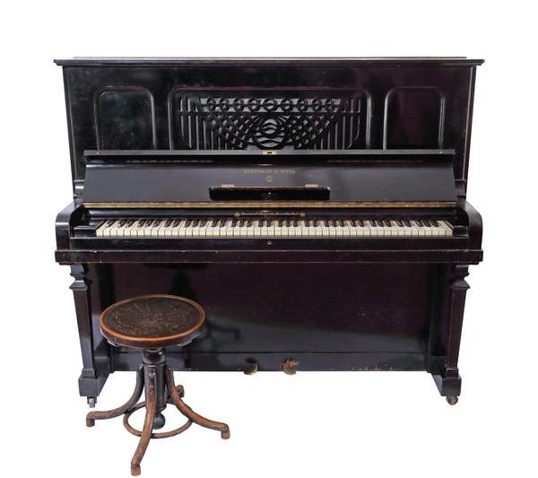 Piesă istorică Steinway & Sons, pian vertical model Vertegrand, Foto: Artmark