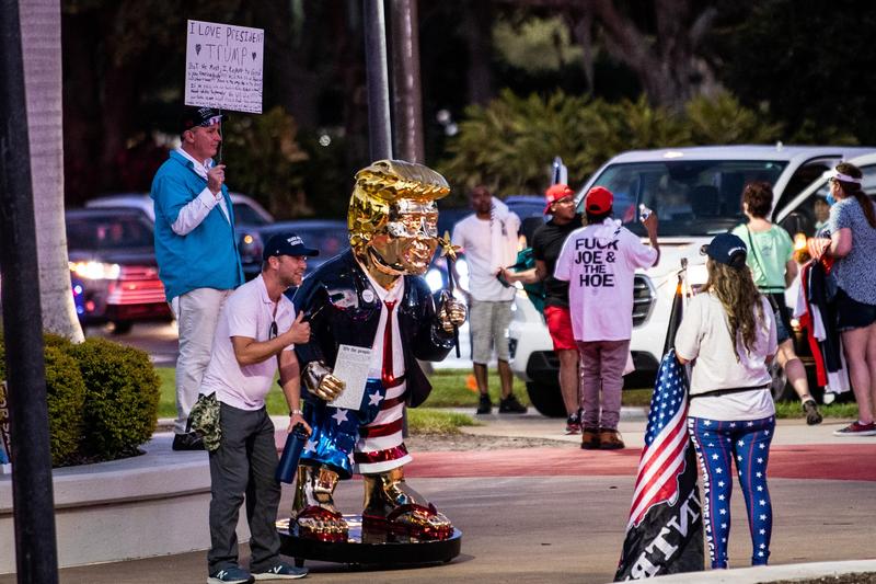 Fani ai lui Donald Trump facandu-si fotografii cu statuia aurita a acestuia, Foto: Chandan KHANNA / AFP / Profimedia
