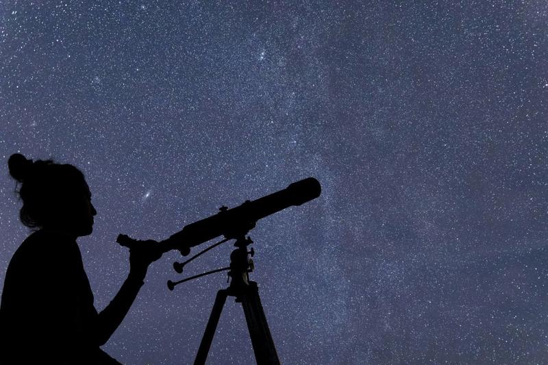 Privind prin telescop, Foto: Allexxandar, Dreamstime.com