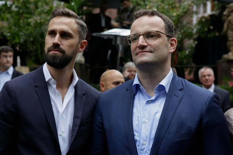 Jens Spahn (dreapta) si sotul sau Daniel Funke (stanga), Foto: Michael Debets / Alamy / Alamy / Profimedia