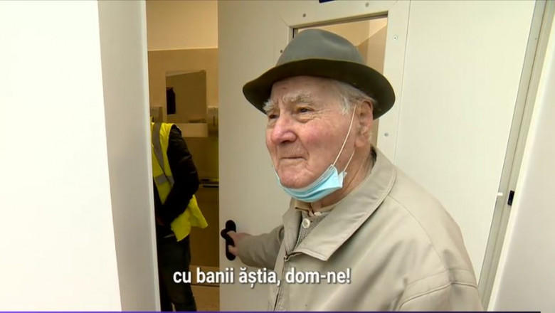 Un batran a mers sa testeze toaleta de lux din centrul Pitestiului, Foto: Captura video