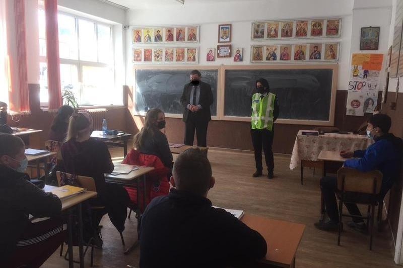 profesor cu masca desenata pe față, Foto: IPJ Suceava