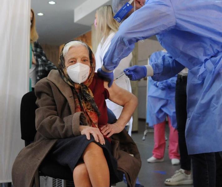 Femeia de 105 ani vaccinata (Facebook) , Foto: Hotnews