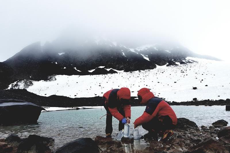 Prelevare probe, Antarctica, Foto: Hotnews