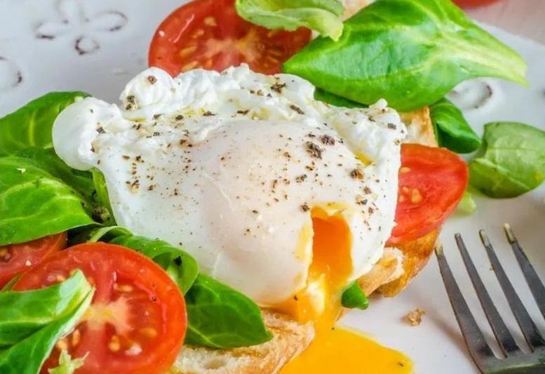 Poached eggs and veggies on toast, Foto: Captura video