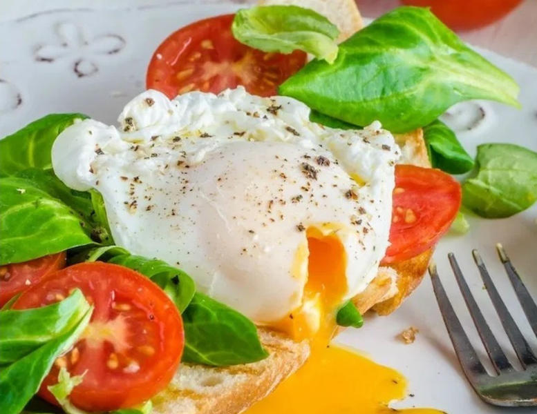 Poached eggs and veggies on toast, Foto: Captura video
