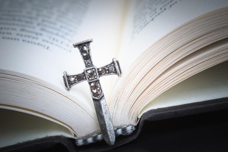 Biblia si crucea, Foto: Frameangel, Dreamstime.com