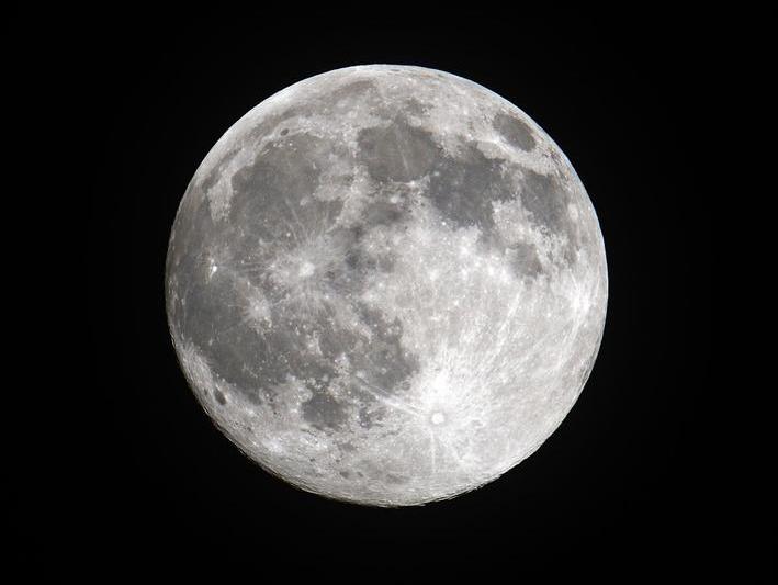 Luna plina, Foto: Brian Kushner, Dreamstime.com