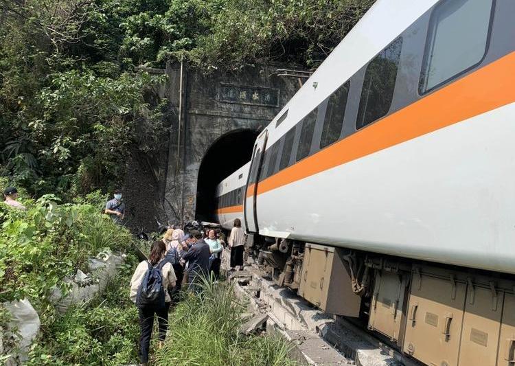 Tren deraiat in Taiwan, Foto: Agerpres/Xinhua