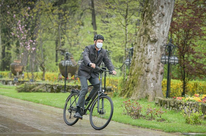 Iohannis, cu bicicleta la Cotroceni, în aprilie 2021, Foto: Facebook Klaus Iohannis