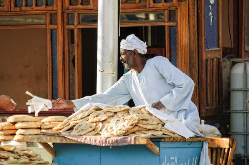 Vanzator de paine in Egipt, Foto: Sergei Butorin, Dreamstime.com