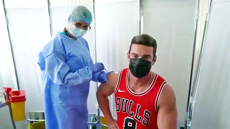 Dorian Popa se vaccineaza, Foto: Screenshot via Youtube