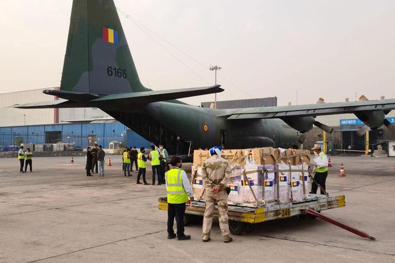 Aeronava militara transporta echipamente medicale , Foto: MApN