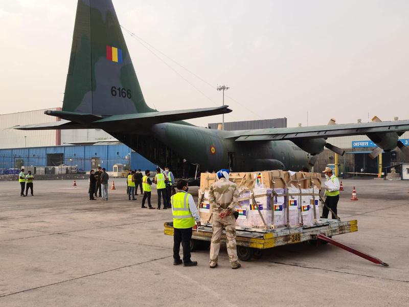 Aeronava militara transporta echipamente medicale , Foto: MApN