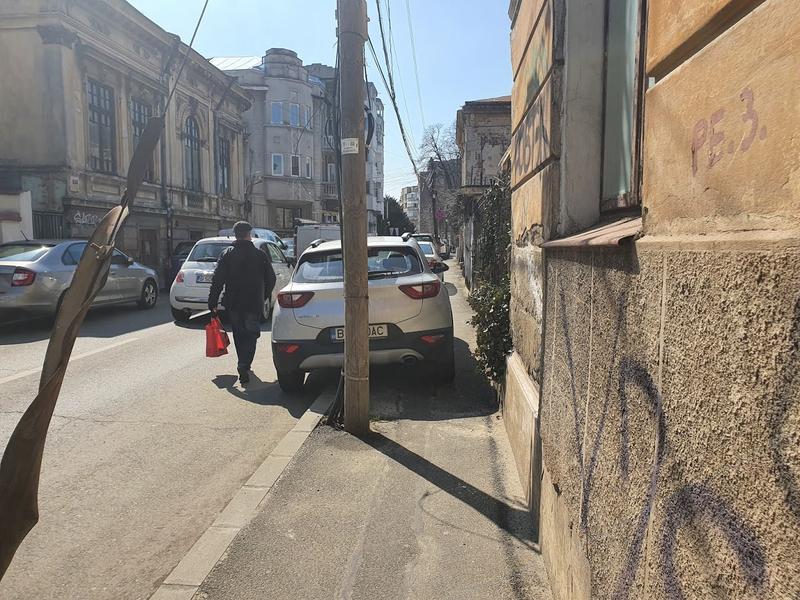 Pieton pe strada Mantuleasa, Foto: Hotnews