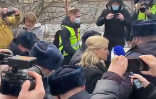 Anastasia Vasilyeva arestata in fata inchisorii Pokrov, Foto: Captura video