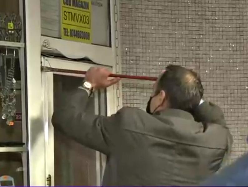 Seful Metrorex deschdie cu ranga usa unui chiosc, Foto: Captura Digi 24