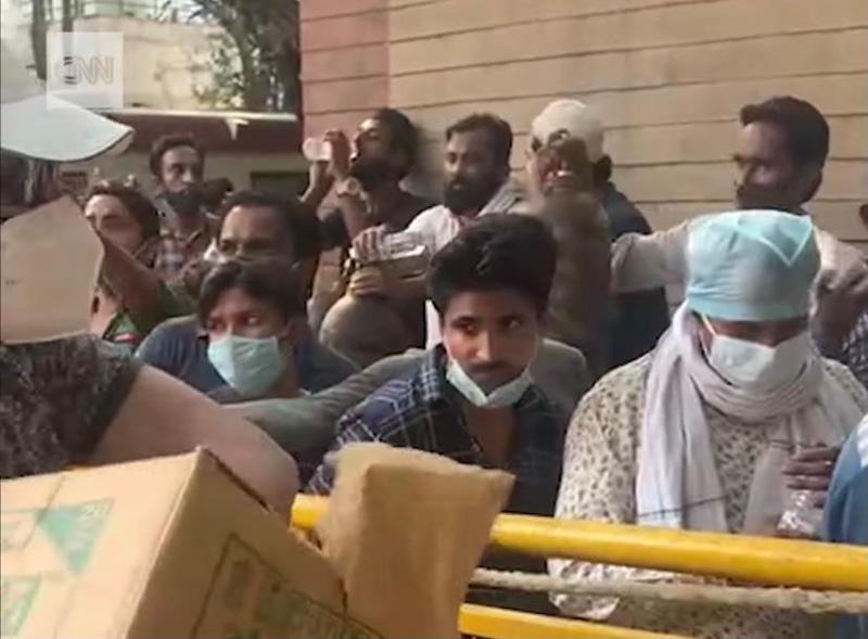 cozi la butelii cu oxigen in India, Foto: Captura